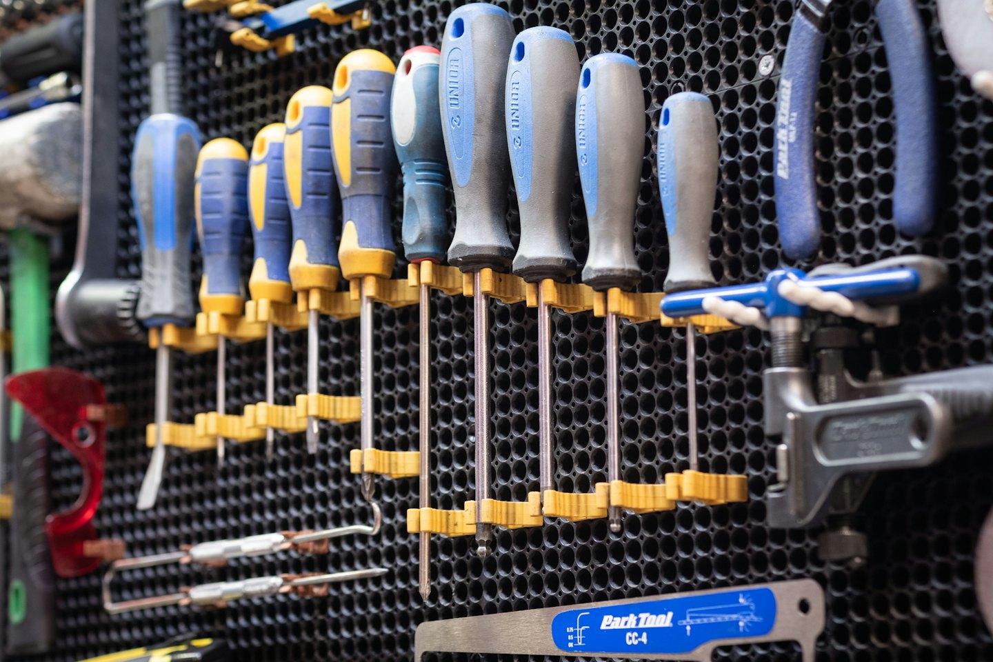 Handwerkzeuge, die an einer Wand-Lochwand organisiert sind.